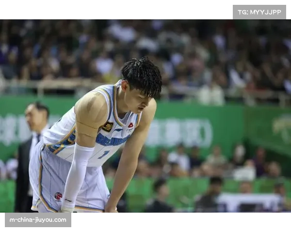 曾凡博腿部伤情较重归期未定 锋线防守体系或将重新构建